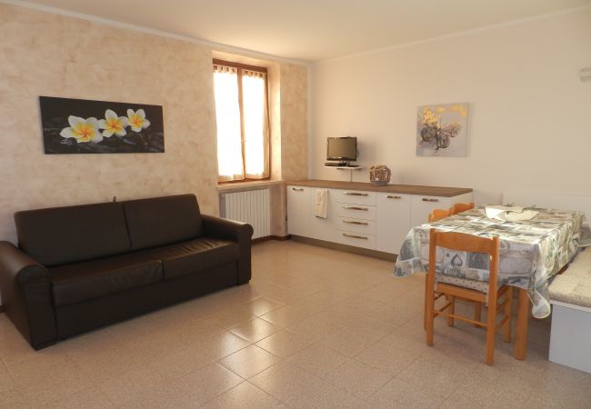 Appartamento a Lazise - Regarda – casa vacanza Rosa Alba 7 con ingresso al campeggio Park delle Rose e alla spiaggia