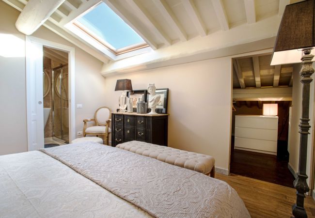 Appartamento a Lucca - Casa Laura, a Terrace above Lucca Appartamento a Lucca - Casa Laura, a Terrace above Lucca