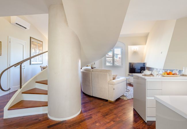 Appartamento a Firenze - Luxury Updated Penthouse with Elevator 3 Bedrooms 3 Bathrooms in the Very Centre