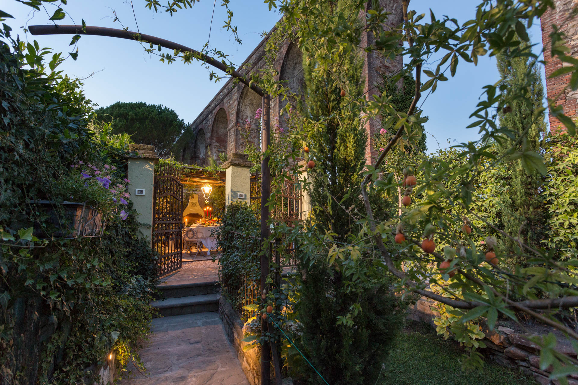 Villa a Capannori - LA DIMORA DEI CONTI: Indulge in a Country Farmhouse Apartment with Jacuzzi Facing the Town!