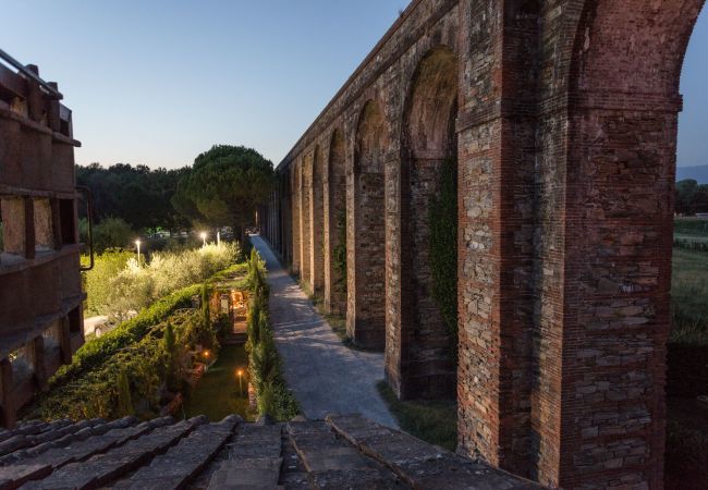 Villa a Capannori - LA DIMORA DEI CONTI: Indulge in a Country Farmhouse Apartment with Jacuzzi Facing the Town!