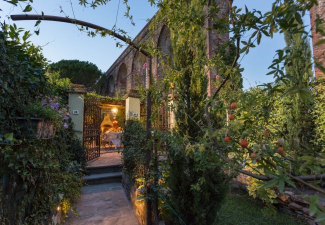 Villa a Capannori - LA DIMORA DEI CONTI: Indulge in a Country Farmhouse Apartment with Jacuzzi Facing the Town!