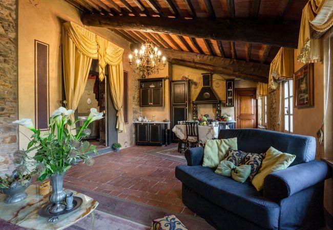 Villa a Capannori - LA DIMORA DEI CONTI: Indulge in a Country Farmhouse Apartment with Jacuzzi Facing the Town!