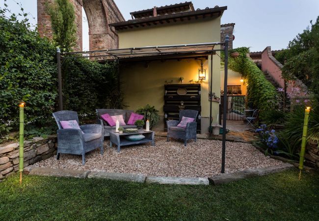 Villa a Capannori - LA DIMORA DEI CONTI: Indulge in a Country Farmhouse Apartment with Jacuzzi Facing the Town!