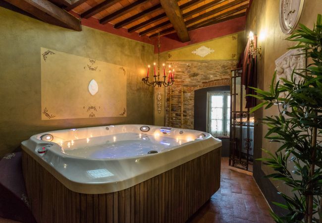 Villa a Capannori - LA DIMORA DEI CONTI: Indulge in a Country Farmhouse Apartment with Jacuzzi Facing the Town!