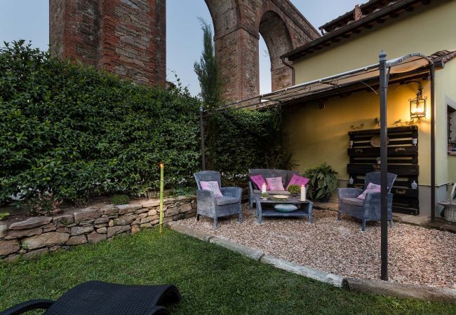 Villa a Capannori - LA DIMORA DEI CONTI: Indulge in a Country Farmhouse Apartment with Jacuzzi Facing the Town!