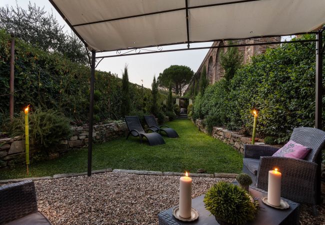 Villa a Capannori - LA DIMORA DEI CONTI: Indulge in a Country Farmhouse Apartment with Jacuzzi Facing the Town!