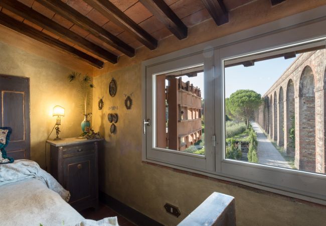 Villa a Capannori - LA DIMORA DEI CONTI: Indulge in a Country Farmhouse Apartment with Jacuzzi Facing the Town!