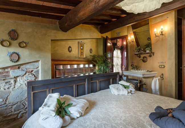 Villa a Capannori - LA DIMORA DEI CONTI: Indulge in a Country Farmhouse Apartment with Jacuzzi Facing the Town!