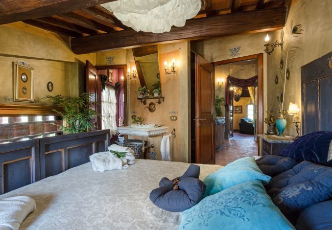 Villa a Capannori - LA DIMORA DEI CONTI: Indulge in a Country Farmhouse Apartment with Jacuzzi Facing the Town!