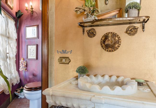 Villa a Capannori - LA DIMORA DEI CONTI: Indulge in a Country Farmhouse Apartment with Jacuzzi Facing the Town!