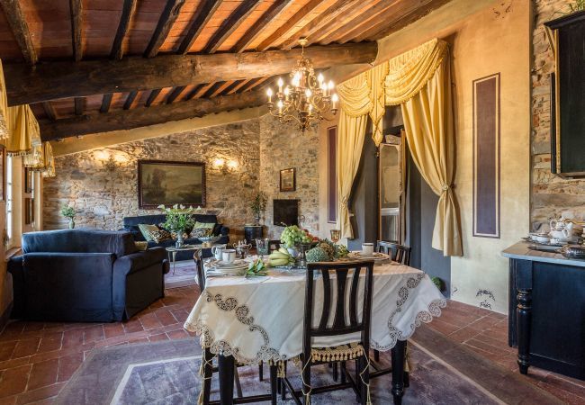 Villa a Capannori - LA DIMORA DEI CONTI: Indulge in a Country Farmhouse Apartment with Jacuzzi Facing the Town!