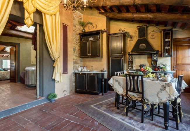 Villa a Capannori - LA DIMORA DEI CONTI: Indulge in a Country Farmhouse Apartment with Jacuzzi Facing the Town!