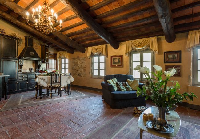 Villa a Capannori - LA DIMORA DEI CONTI: Indulge in a Country Farmhouse Apartment with Jacuzzi Facing the Town!