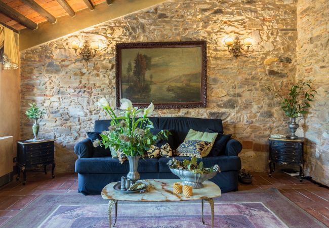 Villa a Capannori - LA DIMORA DEI CONTI: Indulge in a Country Farmhouse Apartment with Jacuzzi Facing the Town!