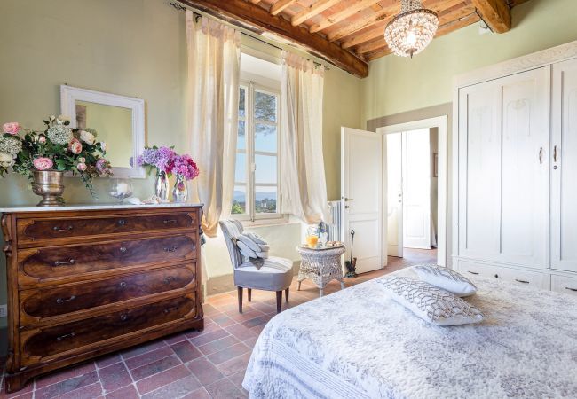Villa a Capannori - FRANTOIO a Romantic Farmhouse Apartment with Terrace and Views