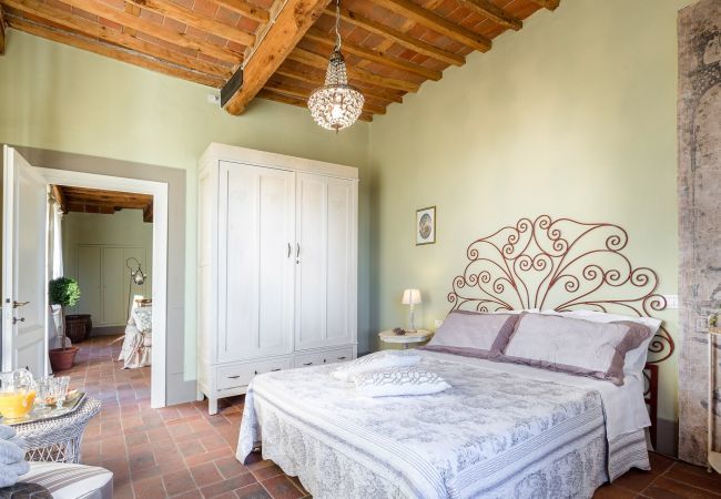 Villa a Capannori - FRANTOIO a Romantic Farmhouse Apartment with Terrace and Views