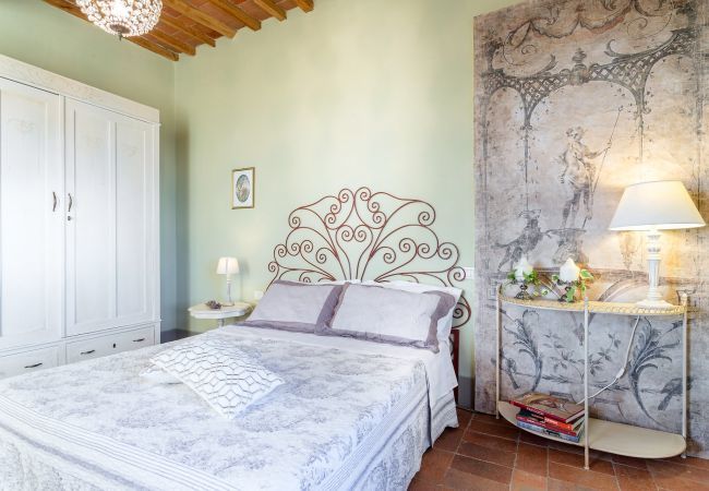 Villa a Capannori - FRANTOIO a Romantic Farmhouse Apartment with Terrace and Views