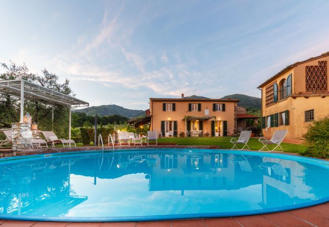 Villa a Capannori - ROMANTIC FARMHOUSE VILLA WITH PRIVATE INFINITY POOL AND GREAT VIEWS IN LUCCA