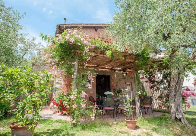 Villa a Aquilea - Romantic farmhouse villa in Lucca to sleep 5 guests with private pool and wi-fi