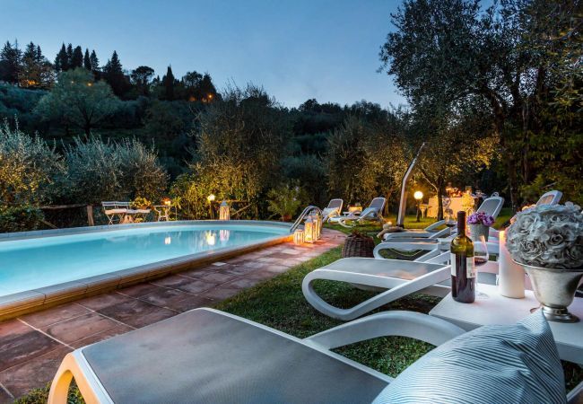 Villa a Aquilea - Romantic farmhouse villa in Lucca to sleep 5 guests with private pool and wi-fi