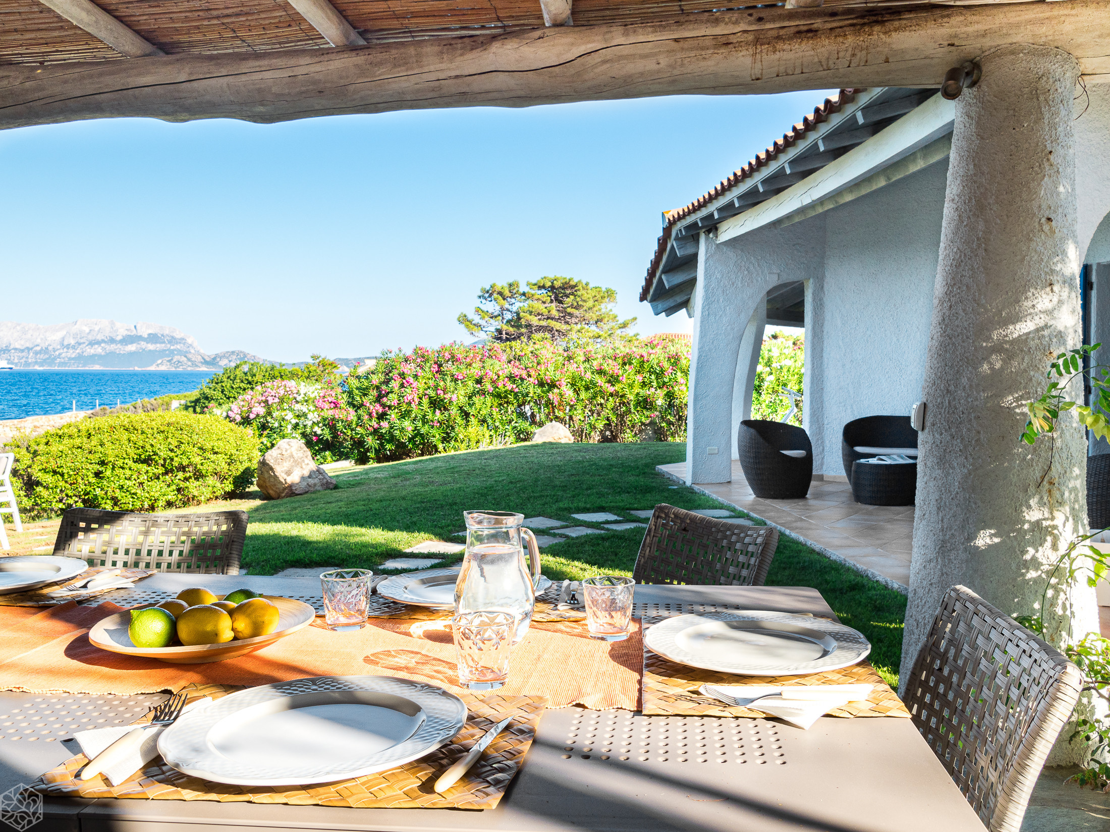 Villa Miriam - veranda vista mare in villa in affitto a Pittulongu, perfetta per cene al tramonto in Sardegna