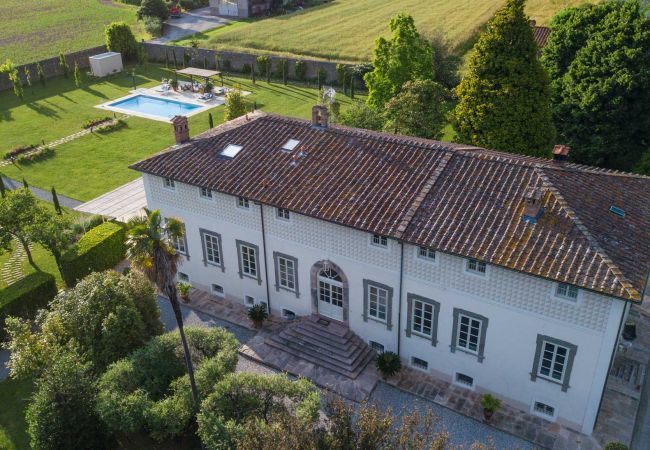 Villa a Lucca - VILLA HUGO, Understated Luxury 5 Bedrooms Villa with Pool and a Welcoming Ambience