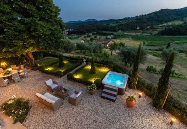 Villa a Lucca - VILLA REGINA, 4 bedrooms and a luxury style among the vineyards by Lucca Town