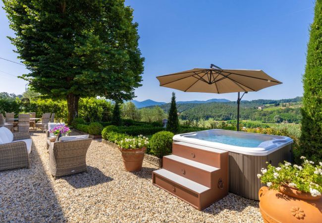 Villa a Lucca - VILLA REGINA, 4 bedrooms and a luxury style among the vineyards by Lucca Town