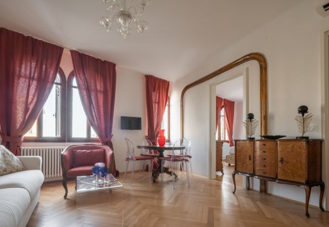 Appartamento a Venezia - Venetian Palace Red Apartment R&R