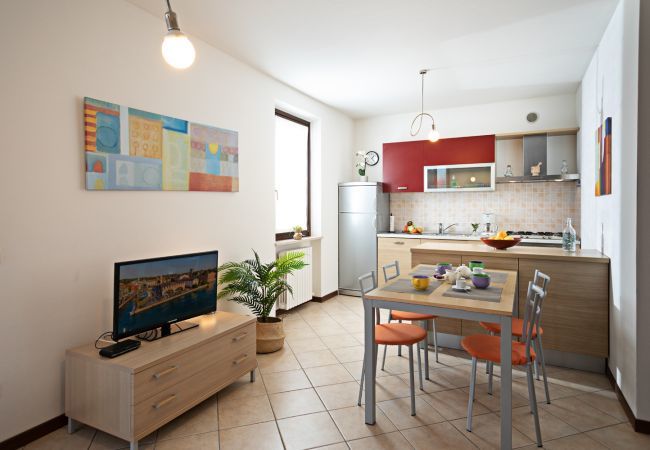 Appartamento a Lazise - Regarda - appartamento Miralago a Lazise con piscina e giardino privato