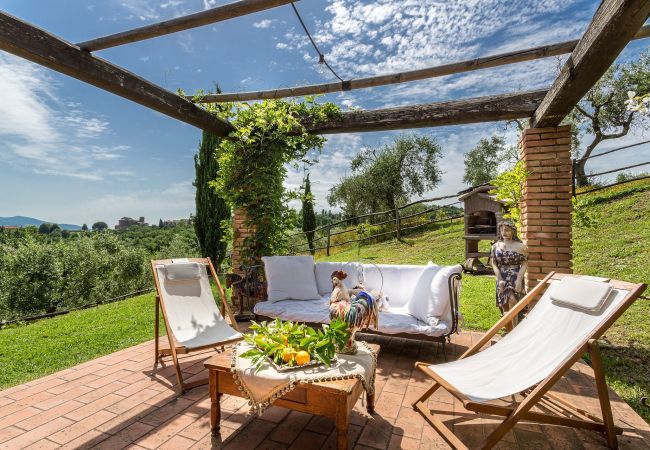 Villa a Capannori - Villa Lorena, a Family Vintage Home with Indoor Pool, Air Conditioning, Outdoor Pool, Fitness Room & Wifi