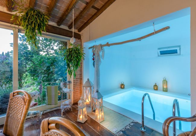 Villa a Capannori - Villa Lorena, a Family Vintage Home with Indoor Pool, Air Conditioning, Outdoor Pool, Fitness Room & Wifi