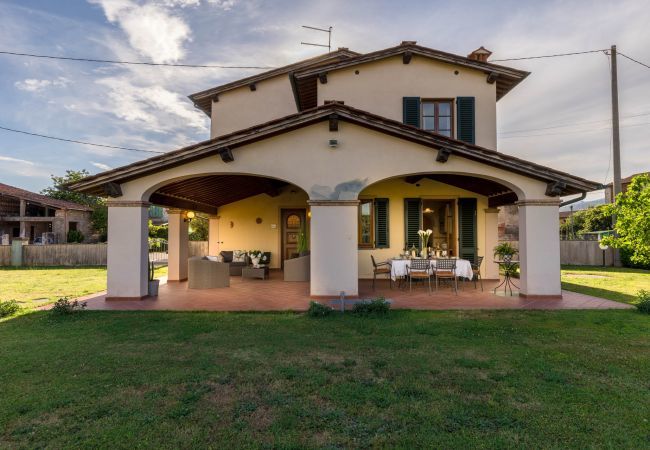 Villa a Lucca - Nonna Bianca, a Genuine Farmhouse in Sant'Alessio, Lucca