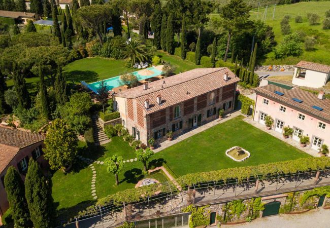 Villa a Lucca - Villa Petra - Luxury Wine Estate Villa Framed Among Lucca' Hills