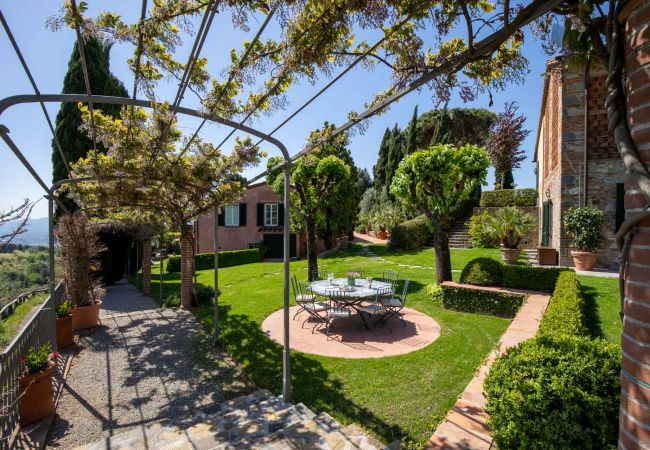 Villa a Lucca - Villa Petra - Luxury Wine Estate Villa Framed Among Lucca' Hills