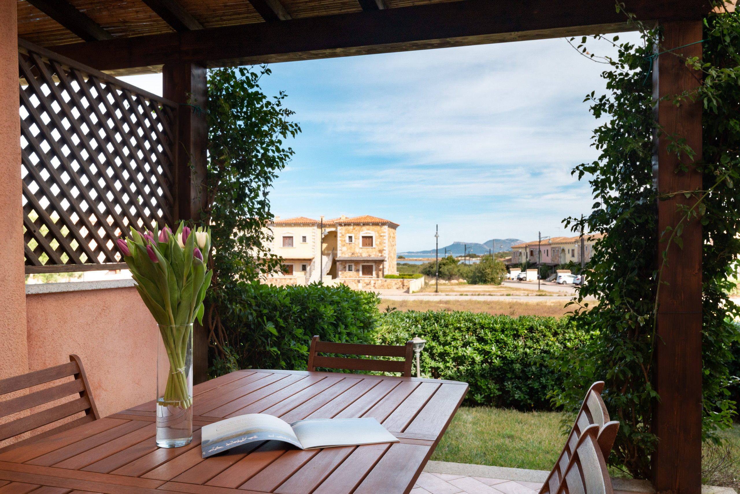 Myrsine 9D - Veranda coperta con tavolo da pranzo, ideale per vacanze rilassanti in Sardegna