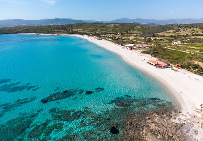 Villa a Olbia - Villa Bay Pine - accesso esclusivo sulla spiaggia di Pittulongu, wi-fi