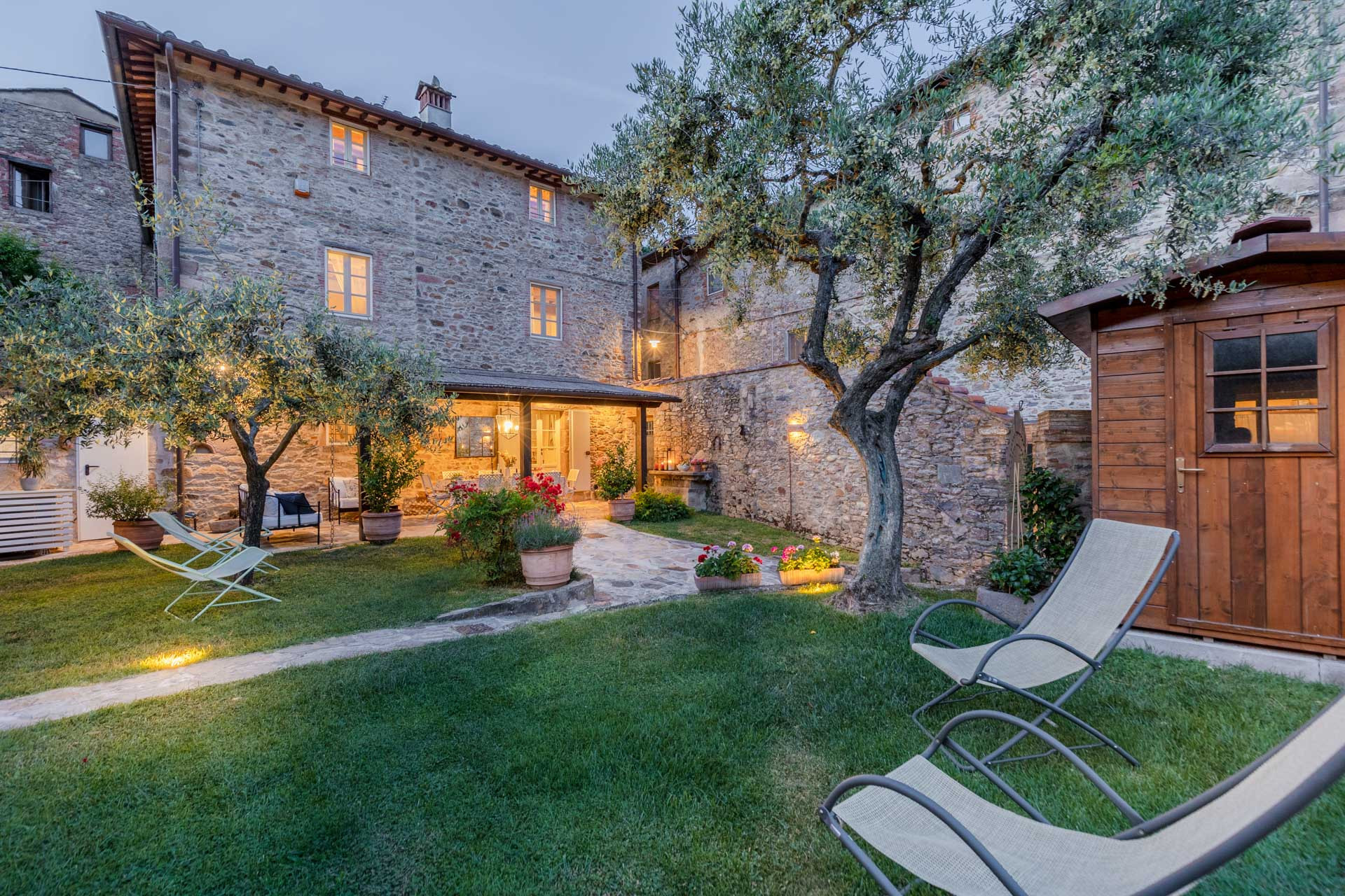 Villa a Pieve di Compito - Dimora delle Camelie, a traditional stylish stone farmhouse with garden on the hills of Compitese between Lucca and Pisa