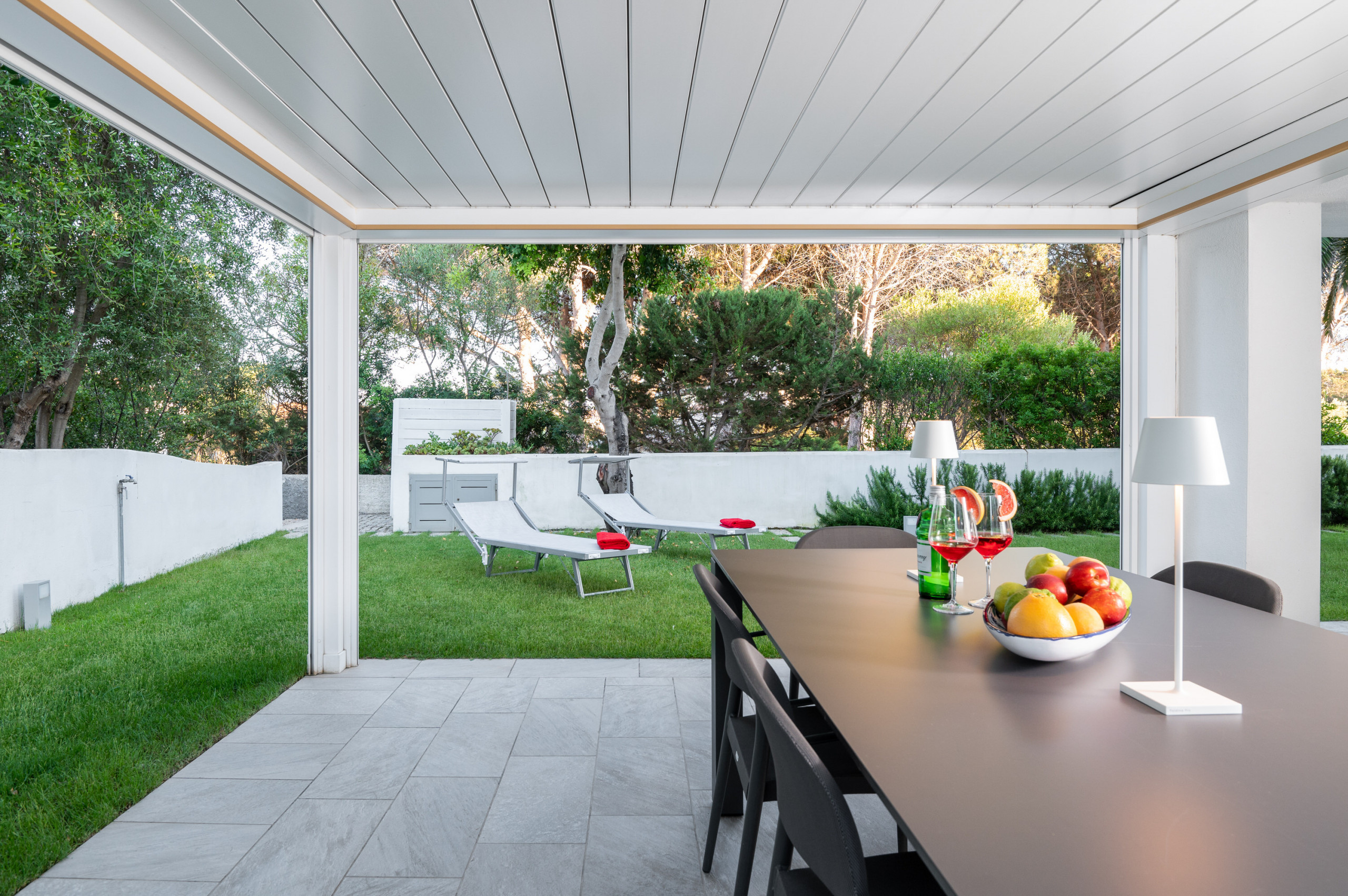 WLofts 12 - Veranda coperta con pergola e vista giardino, casa vacanze a pochi passi dal mare in Sardegna