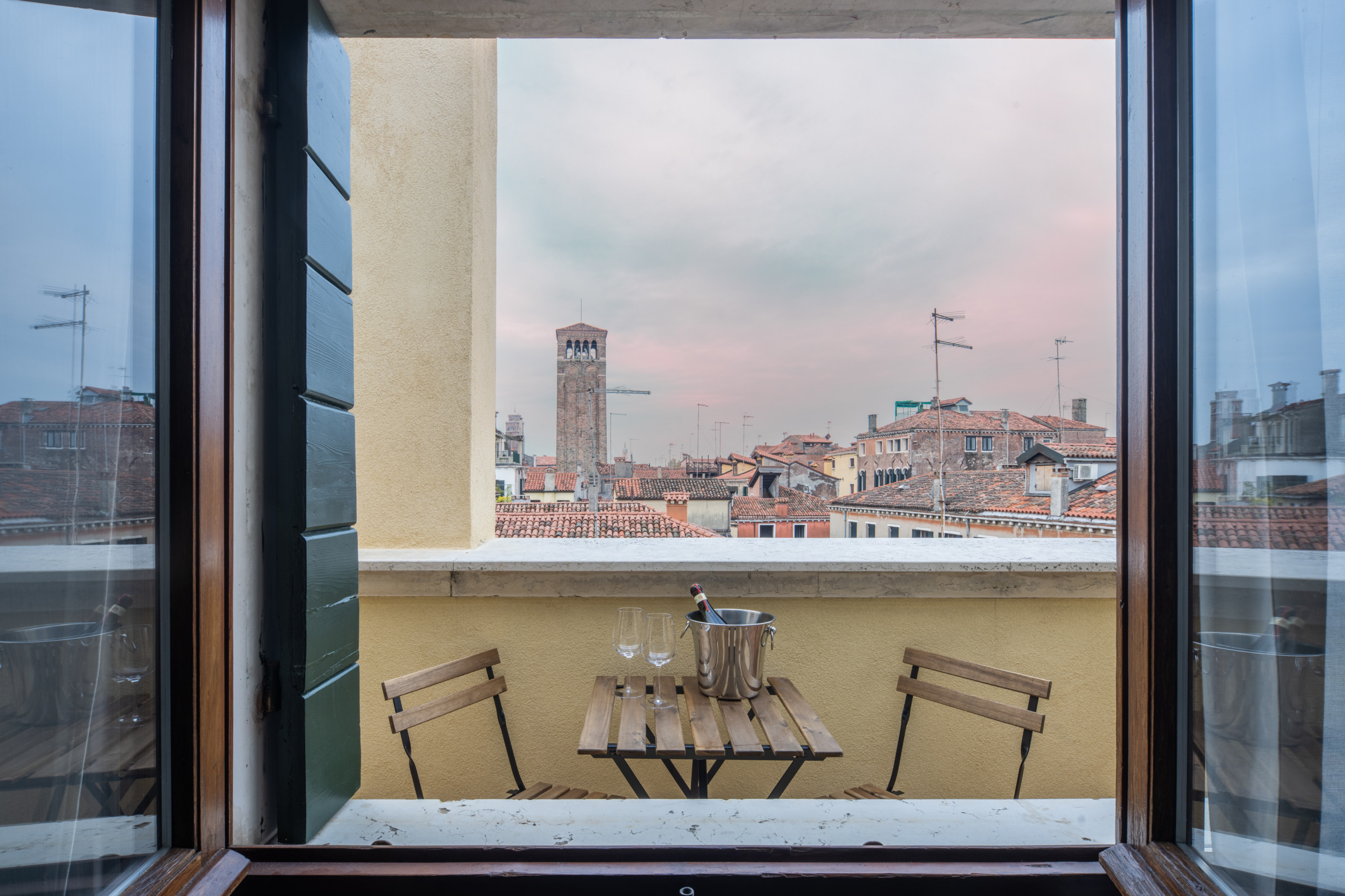  a Santa Croce - Bright Apartment on Venetian Roofs R&R