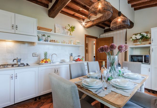 Villa a Monte San quirico - 3 Bedrooms Farmhouse with Shared Pool in the Fattoria Sardi Wine Resort in Lucca