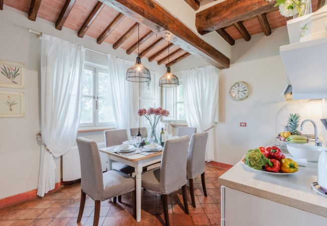 Villa a Monte San quirico - 3 Bedrooms Farmhouse with Shared Pool in the Fattoria Sardi Wine Resort in Lucca