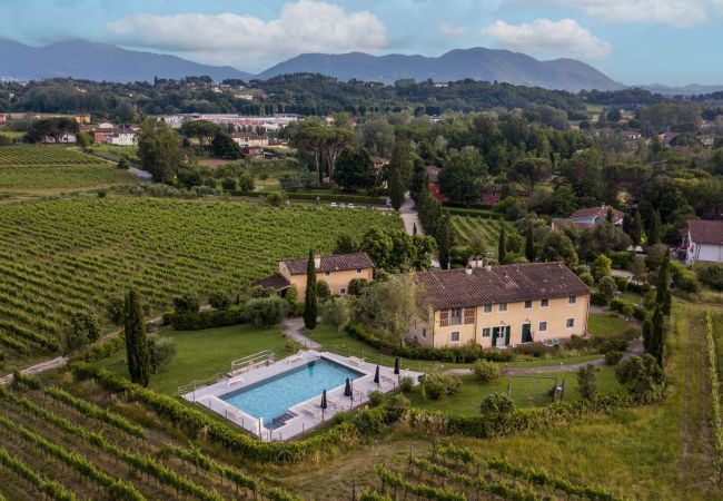 Villa a Monte San quirico - 3 Bedrooms Farmhouse with Shared Pool in the Fattoria Sardi Wine Resort in Lucca