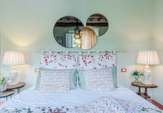 Appartamento a Monte San quirico - Donato, Farmhouse Apartment with Pool Appartamento a Monte San quirico - Donato, Farmhouse Apartment with Pool