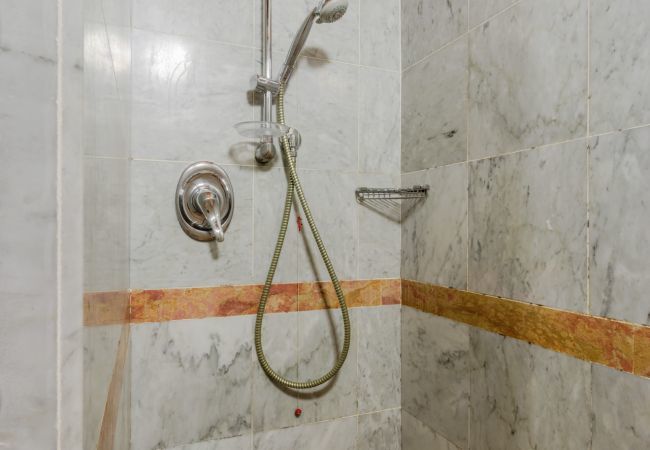 Appartamento a Monte San quirico - Donato, Farmhouse Apartment with Pool Appartamento a Monte San quirico - Donato, Farmhouse Apartment with Pool