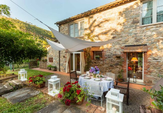 Villa a Capannori - Villa Ester, a Stylish Farmhouse on the Hills by Lucca