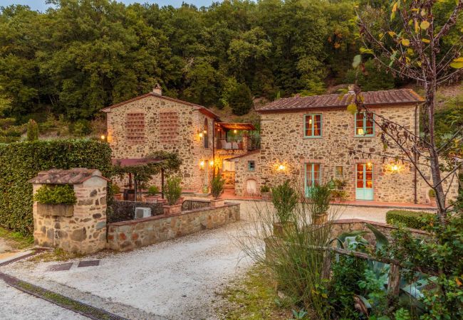 Villa a Lamporecchio - Villa Veranda with shared Pool in a Borgo