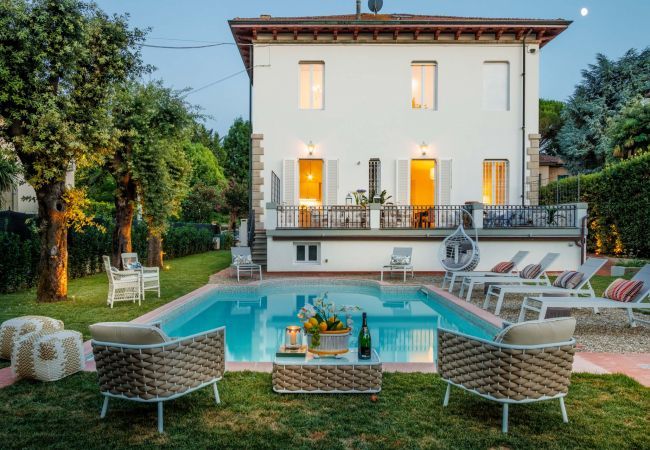 Villa a Lucca - Villa Buonamici, a Luxury Villa with Pool in a walking distance from Lucca