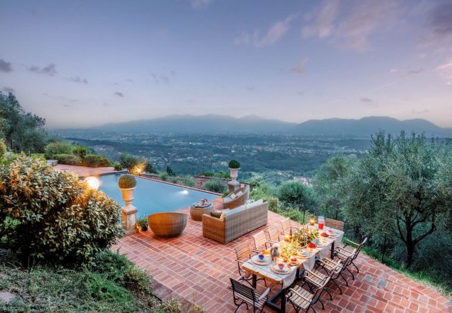 Villa a San Concordio di Moriano - Villa Lina, Luxury Farmhouse with Pool and Amazing View close to Lucca Town Centre